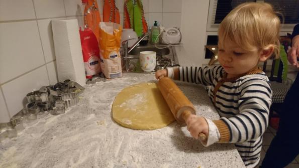 Plätzchen backen zur Weihnachtsfeier