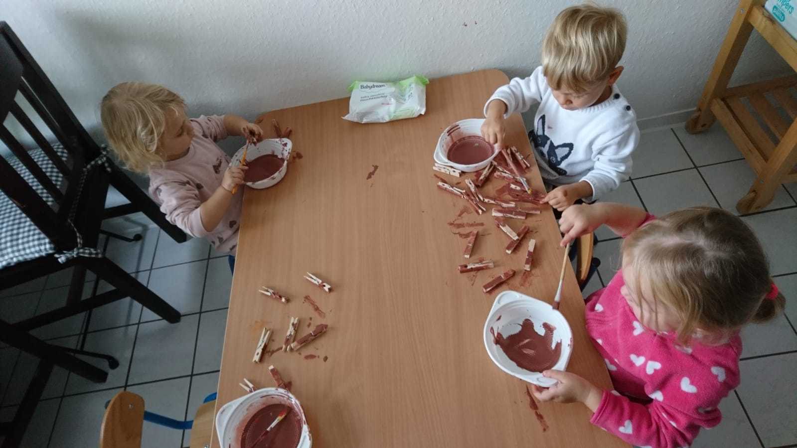 Wir bemalen die "Stacheln" für unseren Igel